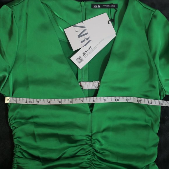 NWT JEWEL TRIM DRAPED SATIN EFFECT GREEN DRESS. - Picture 10 of 14